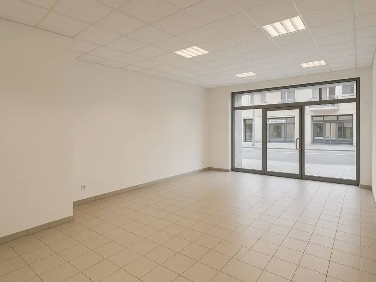 Negozio in Via Francesco Baracca, 23900 Lecco
, Lecco, {3} - Foto 2