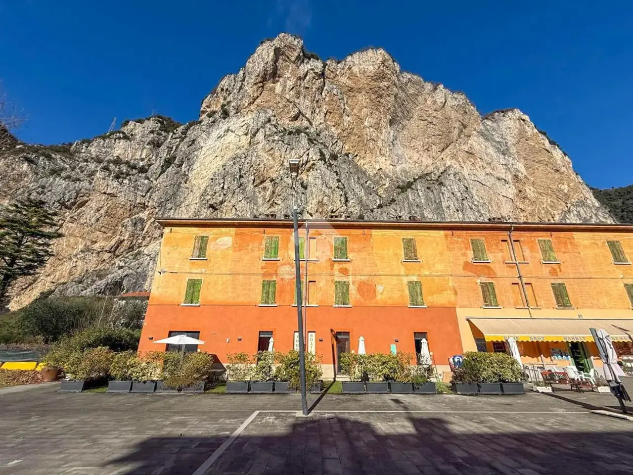 Negozio in Piazza Francesco Arrighini 16, Tremosine, {3} - Foto 1