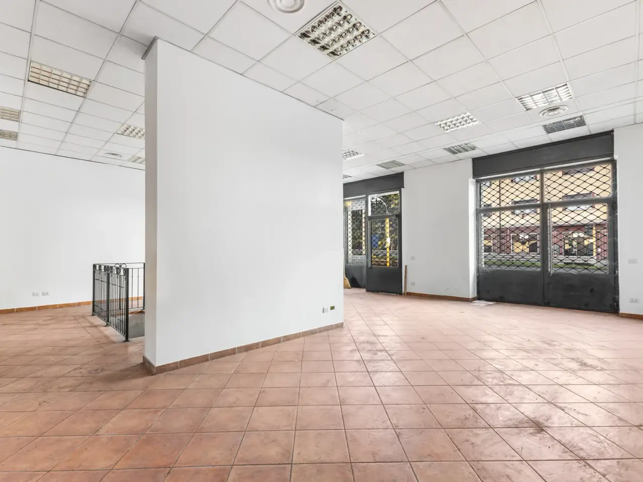 Negozio in Via Milano, Abbiategrasso, {3} - Foto 1