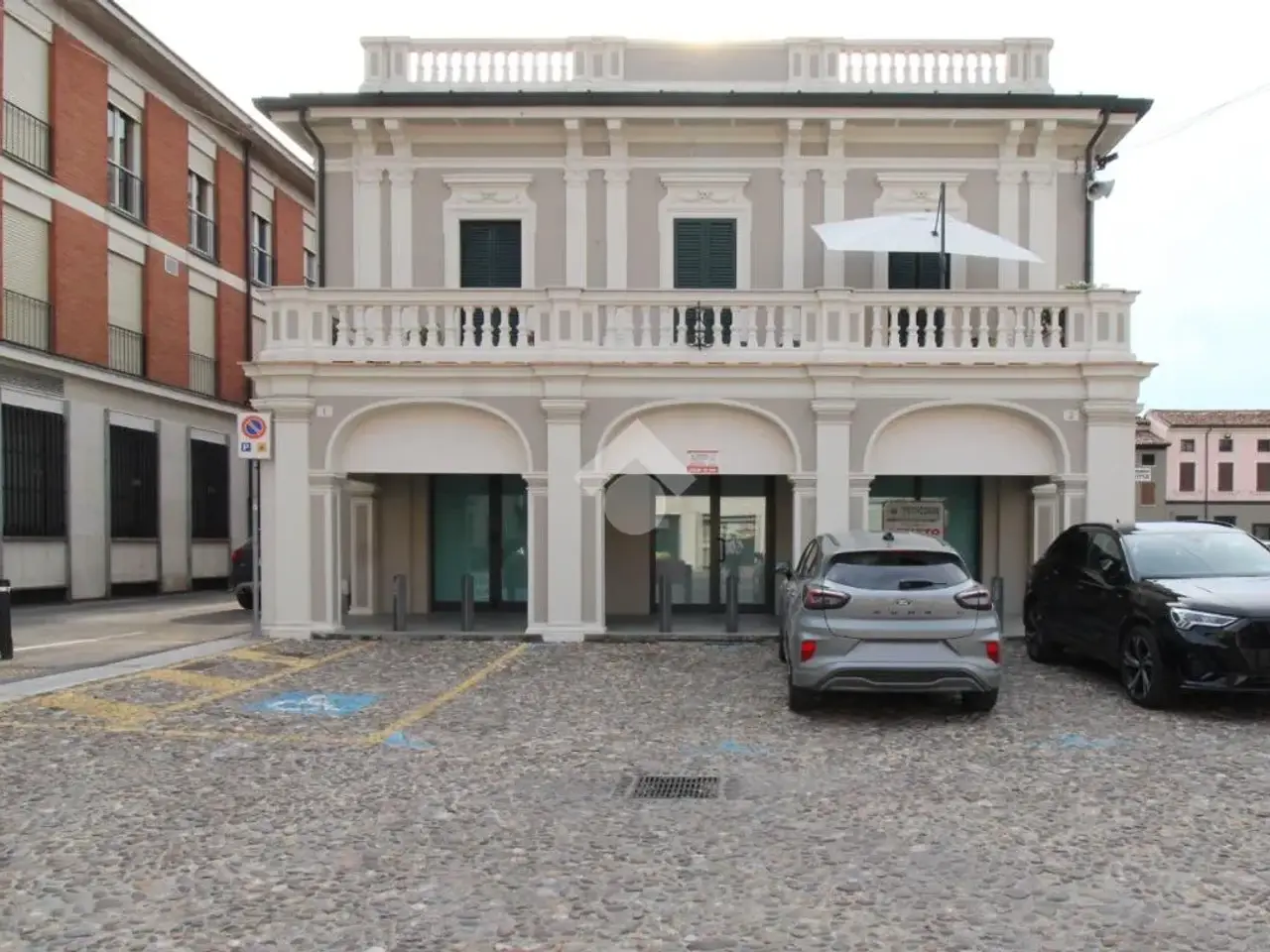 Negozio in Piazza Giuseppe Garibaldi 1, Orzinuovi, {3} - Foto 1