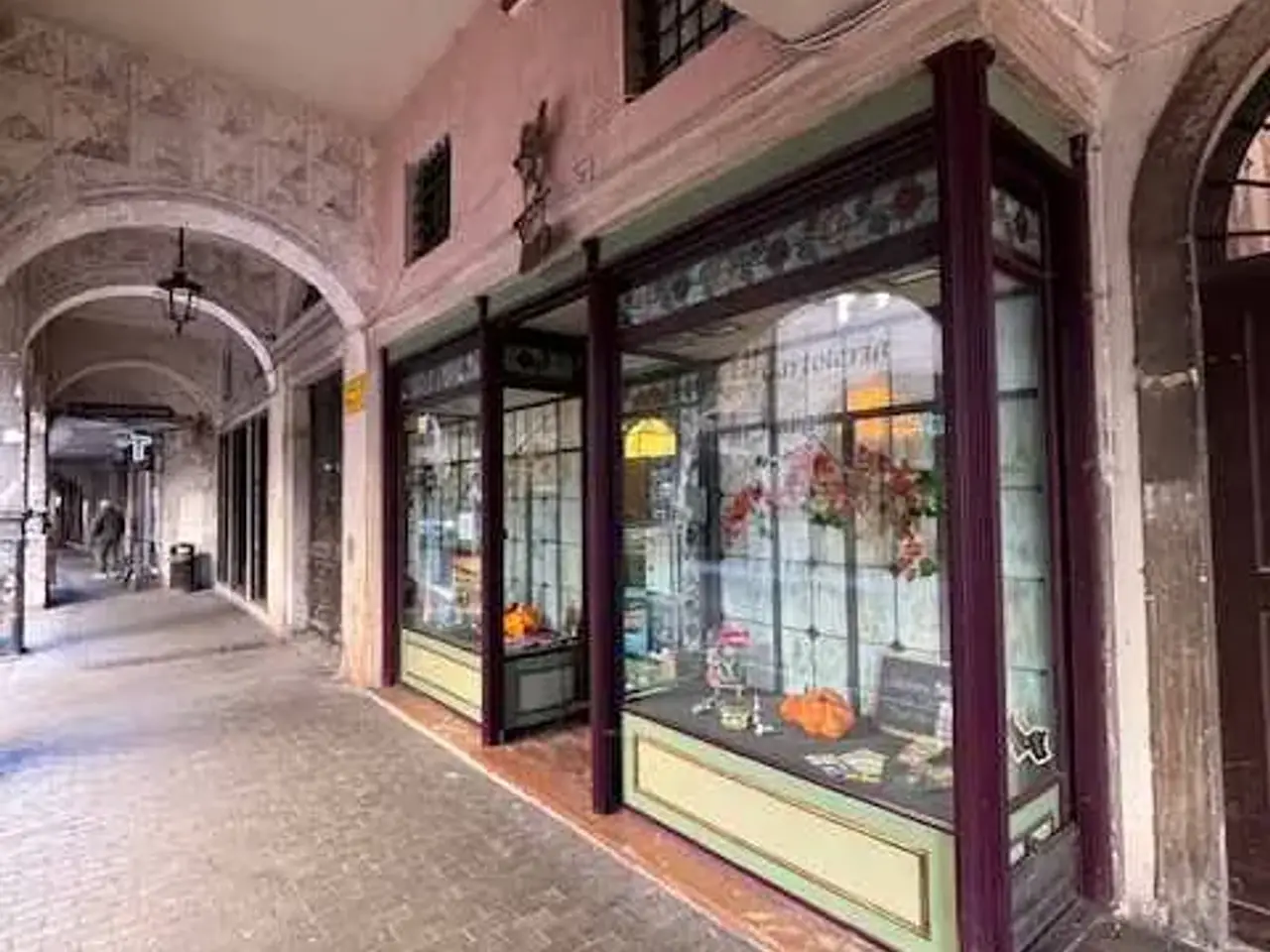 Negozio in Via Martiri della Libertà N.23, Vittorio Veneto, {3} - Foto 2