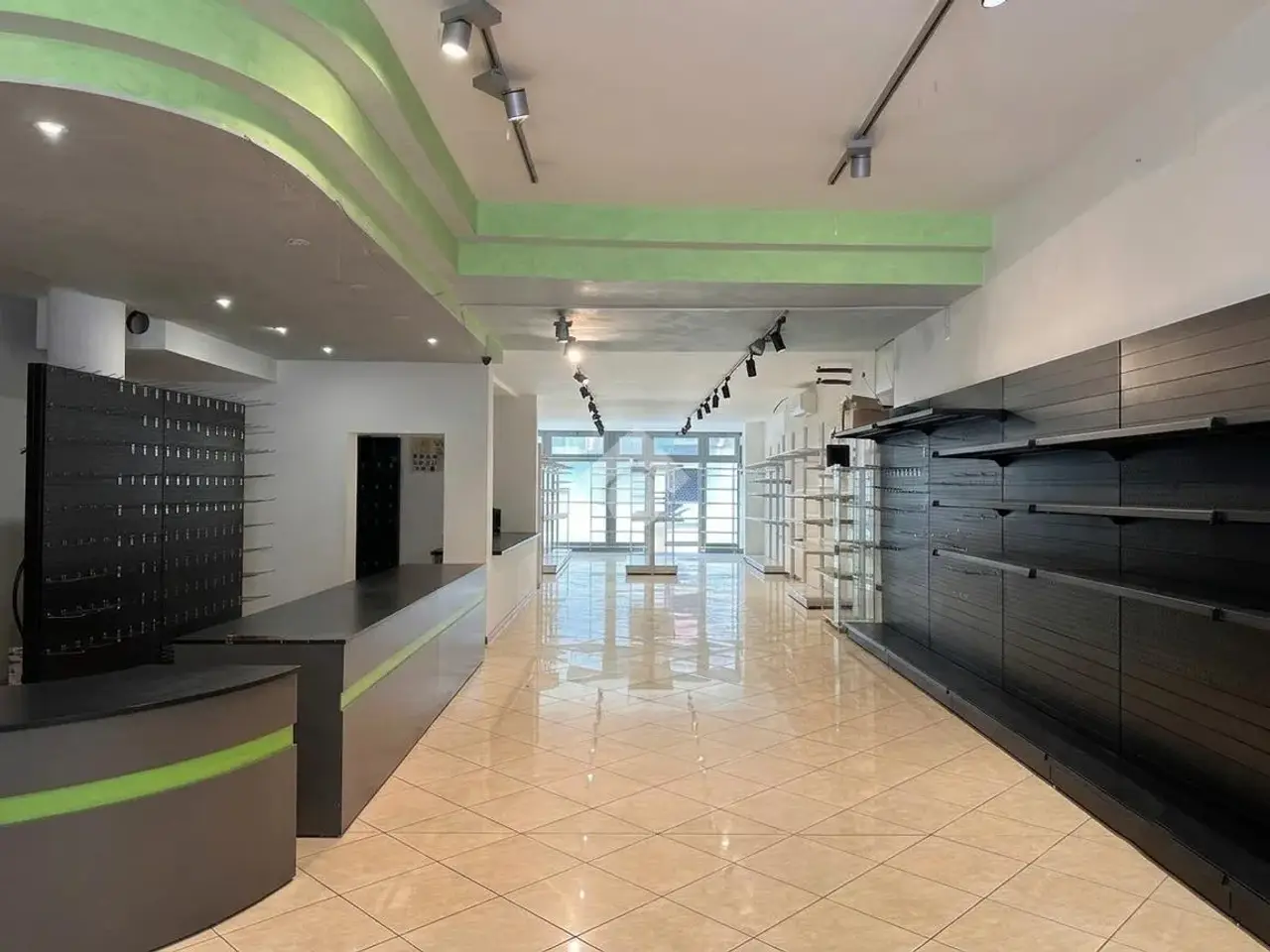Negozio in Via Alcide De Gasperi 50, Mestrino, {3} - Foto 1