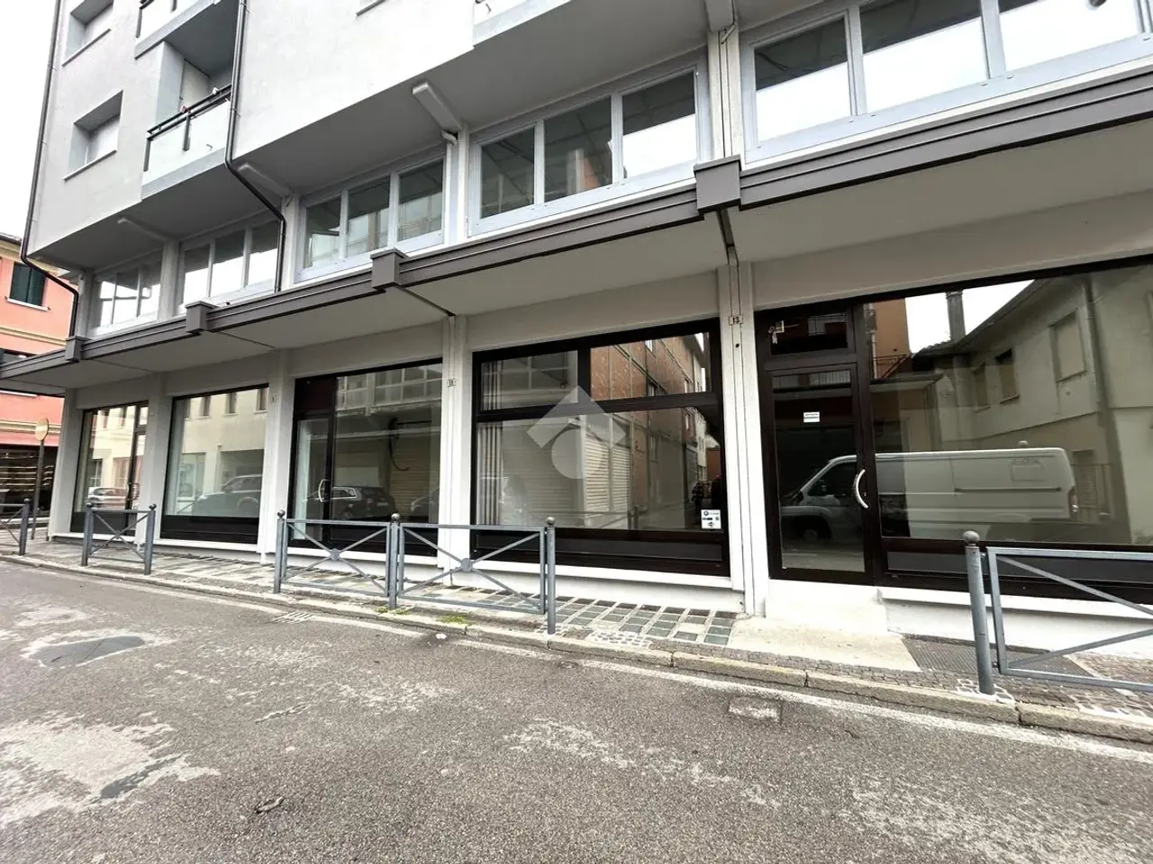 Negozio in Via S. Pellico 9, Montebelluna, {3} - Foto 2