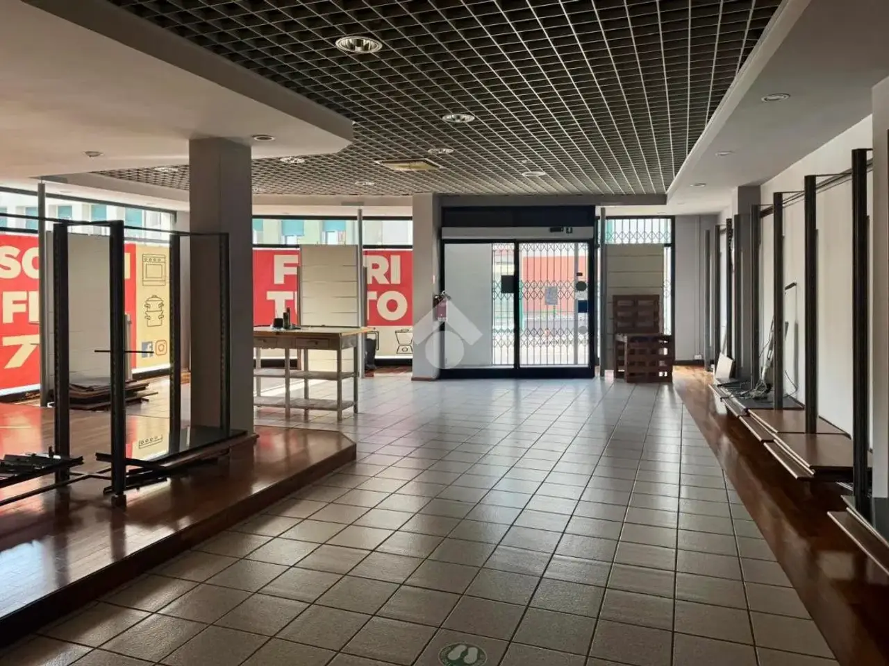Negozio in Via Madonnina 32, Villafranca Di Verona, {3} - Foto 1