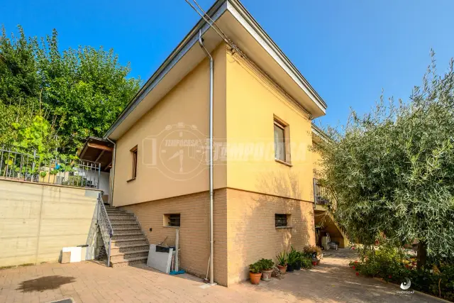 Detached house in Via Radici  52, Casalgrande - Photo 1