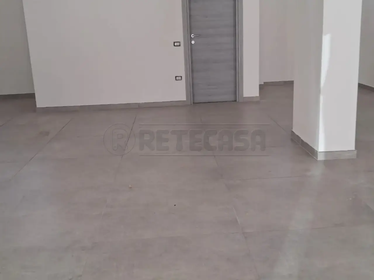 Palazzina commerciale in Via Raffaele Musone, Marcianise, {3} - Foto 2