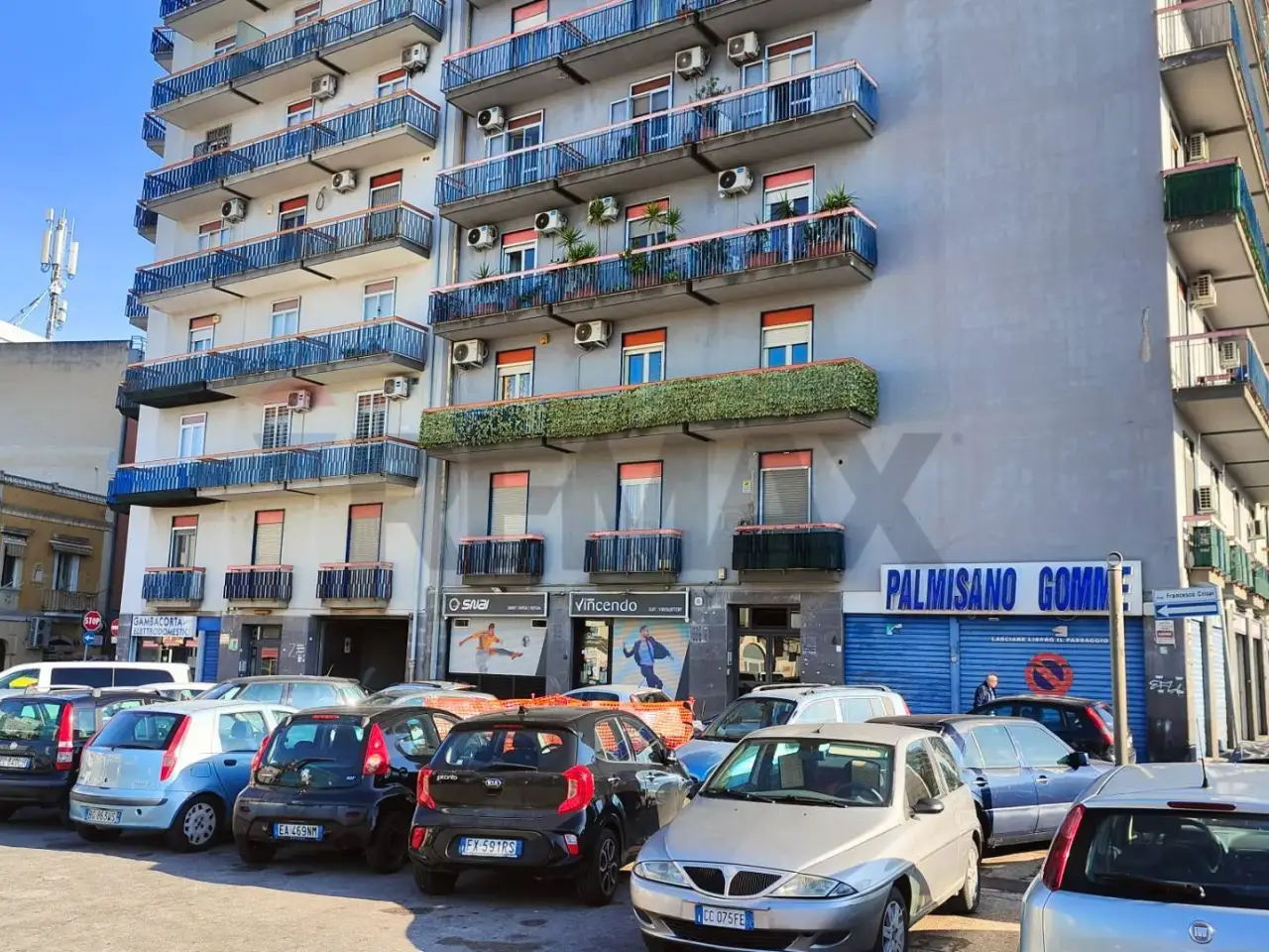Negozio in Largo Francesco Crispi 3, Bari, {3} - Foto 1