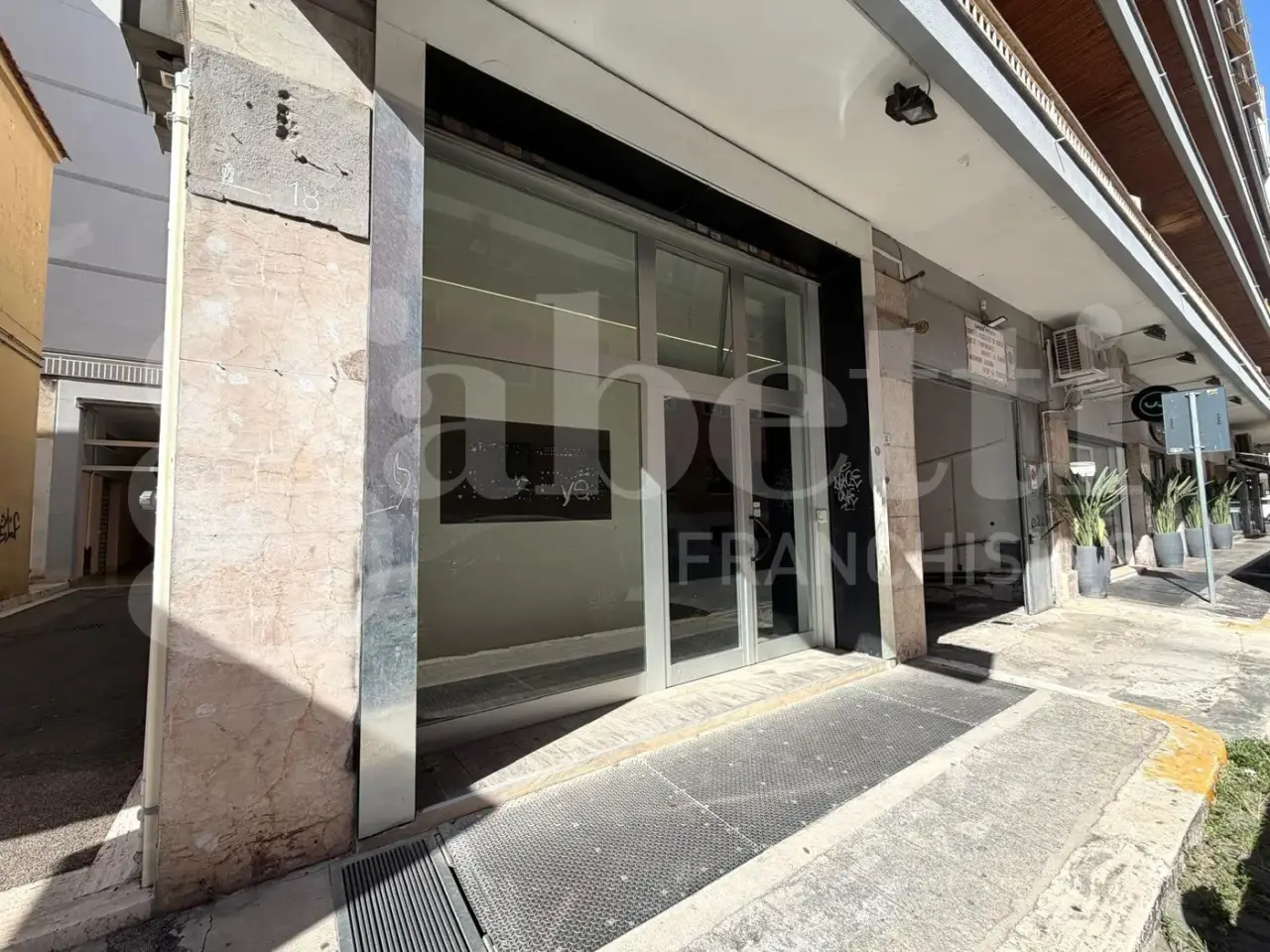 Negozio in Via Enrico Cialdini 16, Latina, {3} - Foto 1