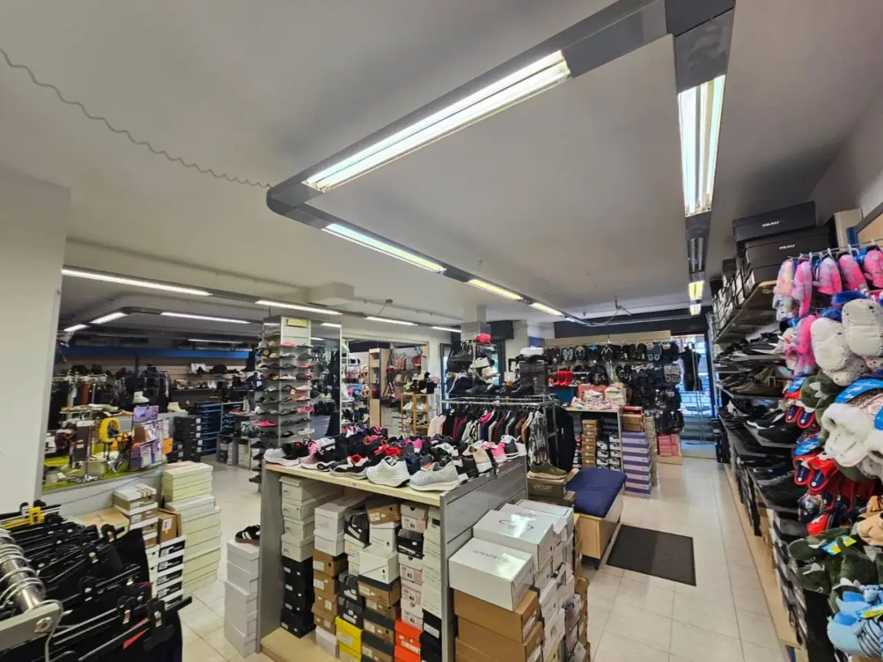 Locale commerciale in Strada del Bosco, Latina, {3} - Foto 1