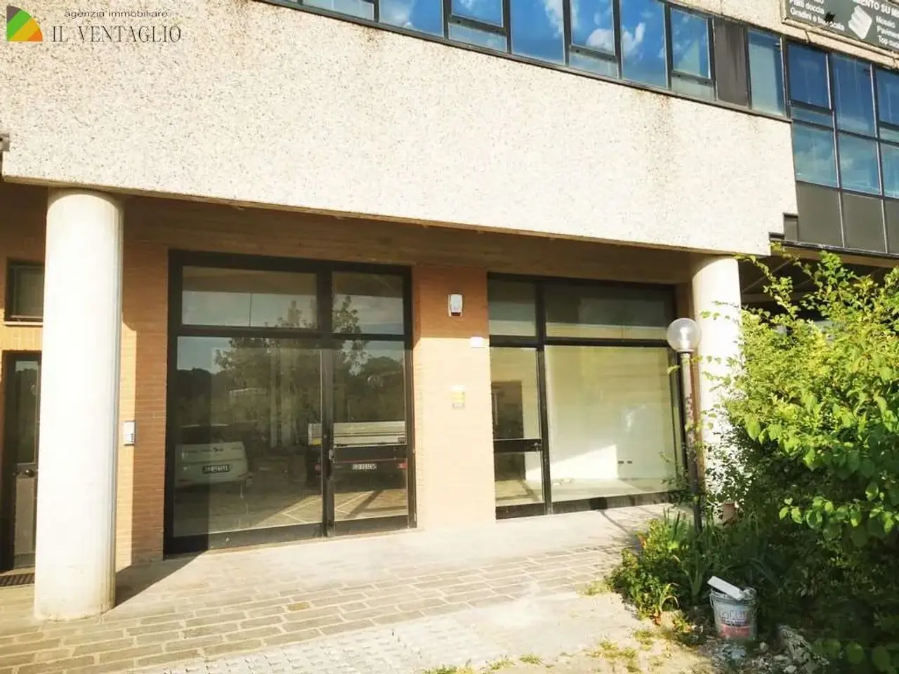 Palazzina commerciale in , Formigine, {3} - Foto 1