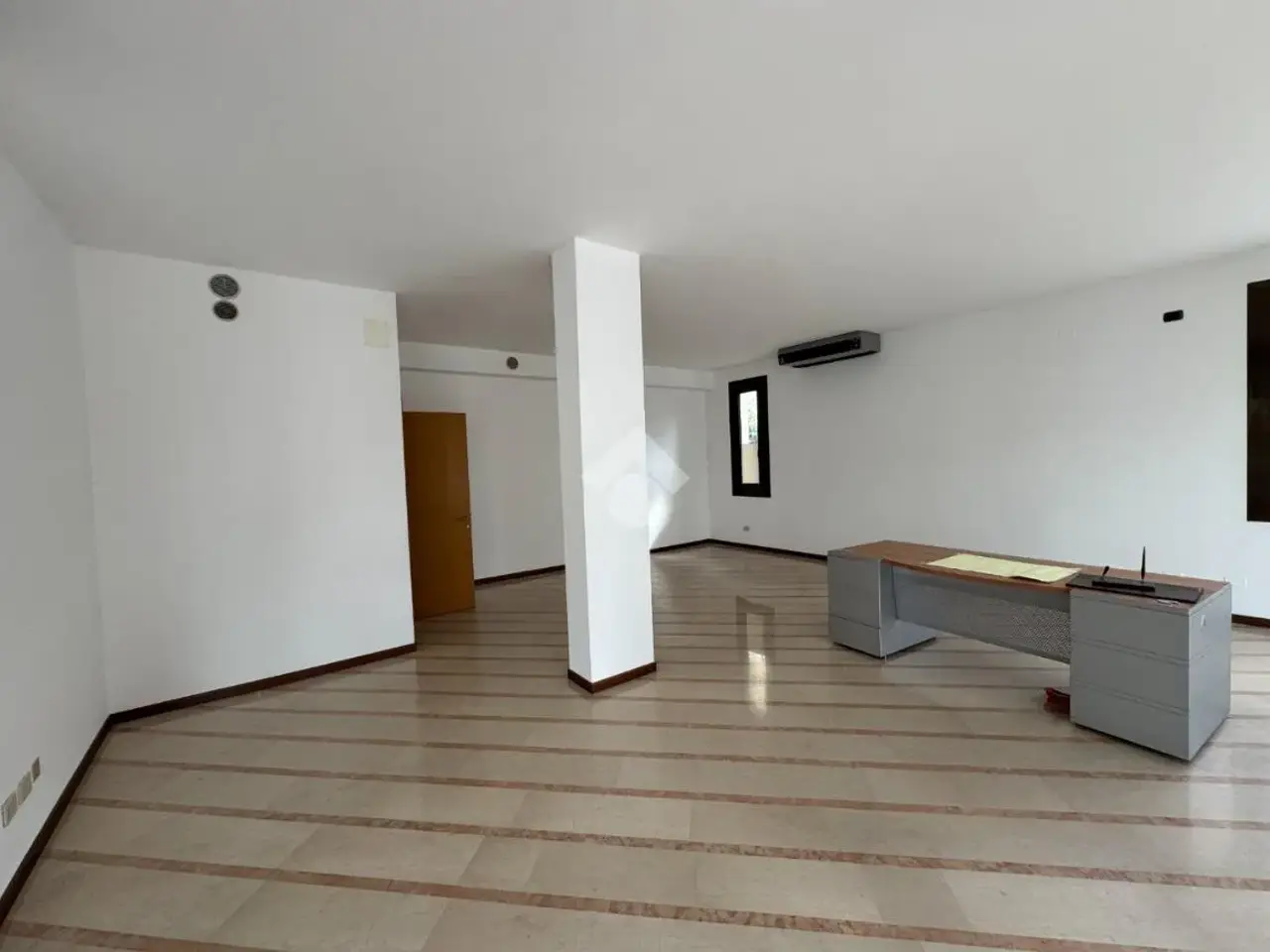 Negozio in Via Feltrina Centro 101, Montebelluna, {3} - Foto 1