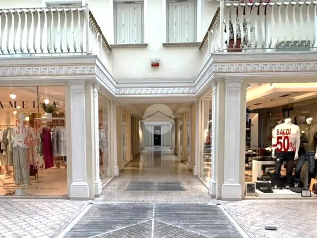 Negozio in Piazza Giacomo Matteotti 25, Desenzano Del Garda, {3} - Foto 2