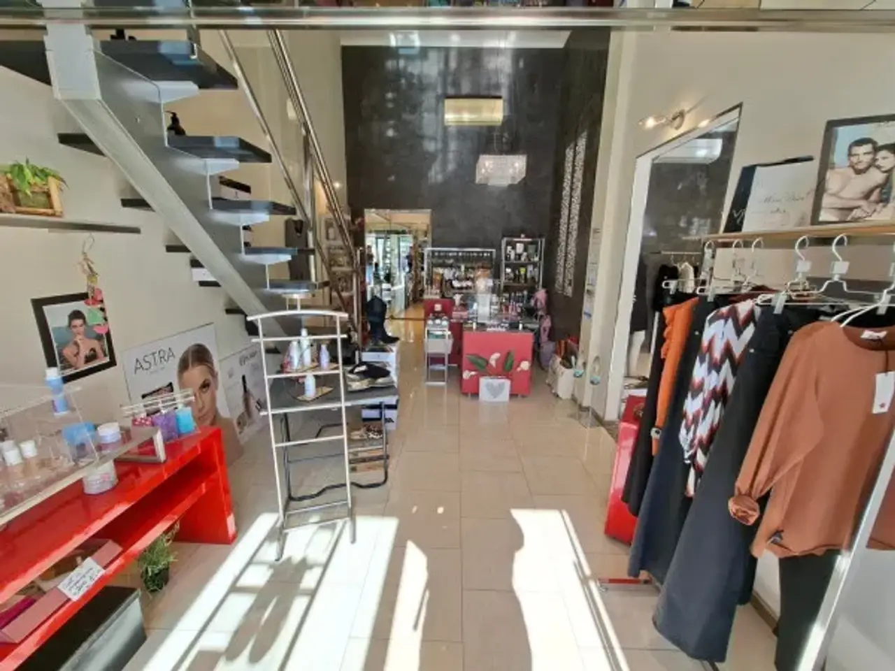 Abbigliamento in Piazza Giovanni Pascoli 32, Rimini, {3} - Foto 2