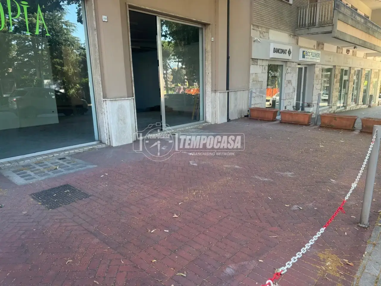 Negozio in Via Tagliamento 186, Avellino, {3} - Foto 1