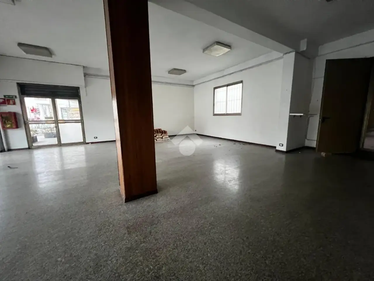 Magazzino in Piazza G. Marconi, Stra, {3} - Foto 1