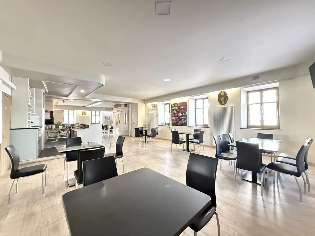 Negozio in Piazza Unità d'Italia 18, Rovere' Della Luna, {3} - Foto 2