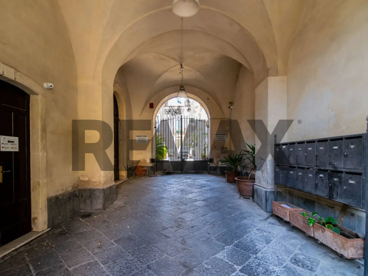 Negozio in Via Antonino di Sangiuliano 337/339, Catania, {3} - Foto 1