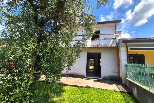 Villa a schiera in Via Bozzi 103, Luni - Foto 1