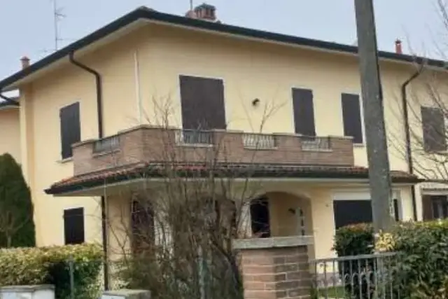 Terraced house in Via Borghetto , Mirandola - Photo 1