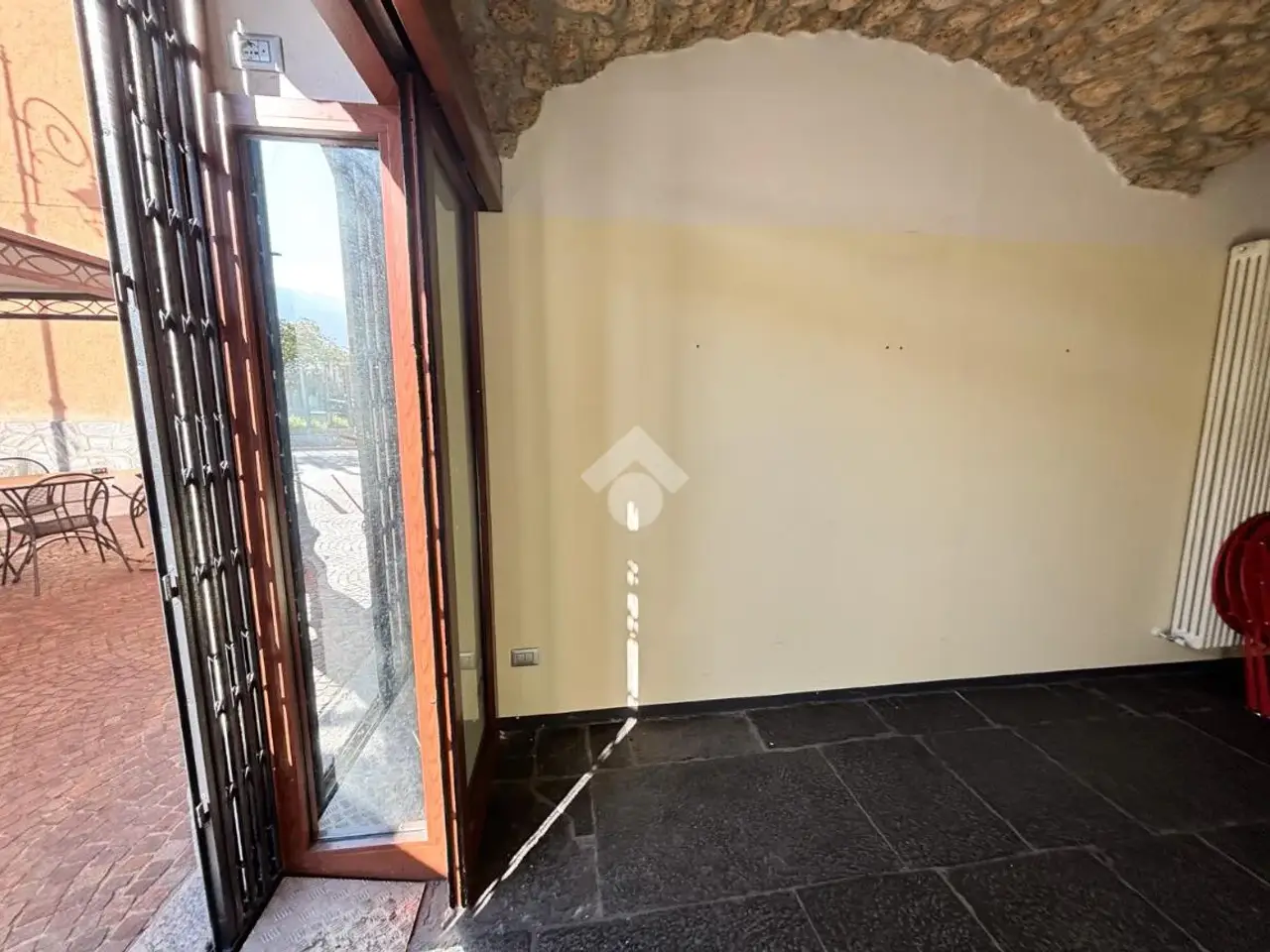 Negozio in Piazza Quattro Novembre 1, Mandello Del Lario, {3} - Foto 2