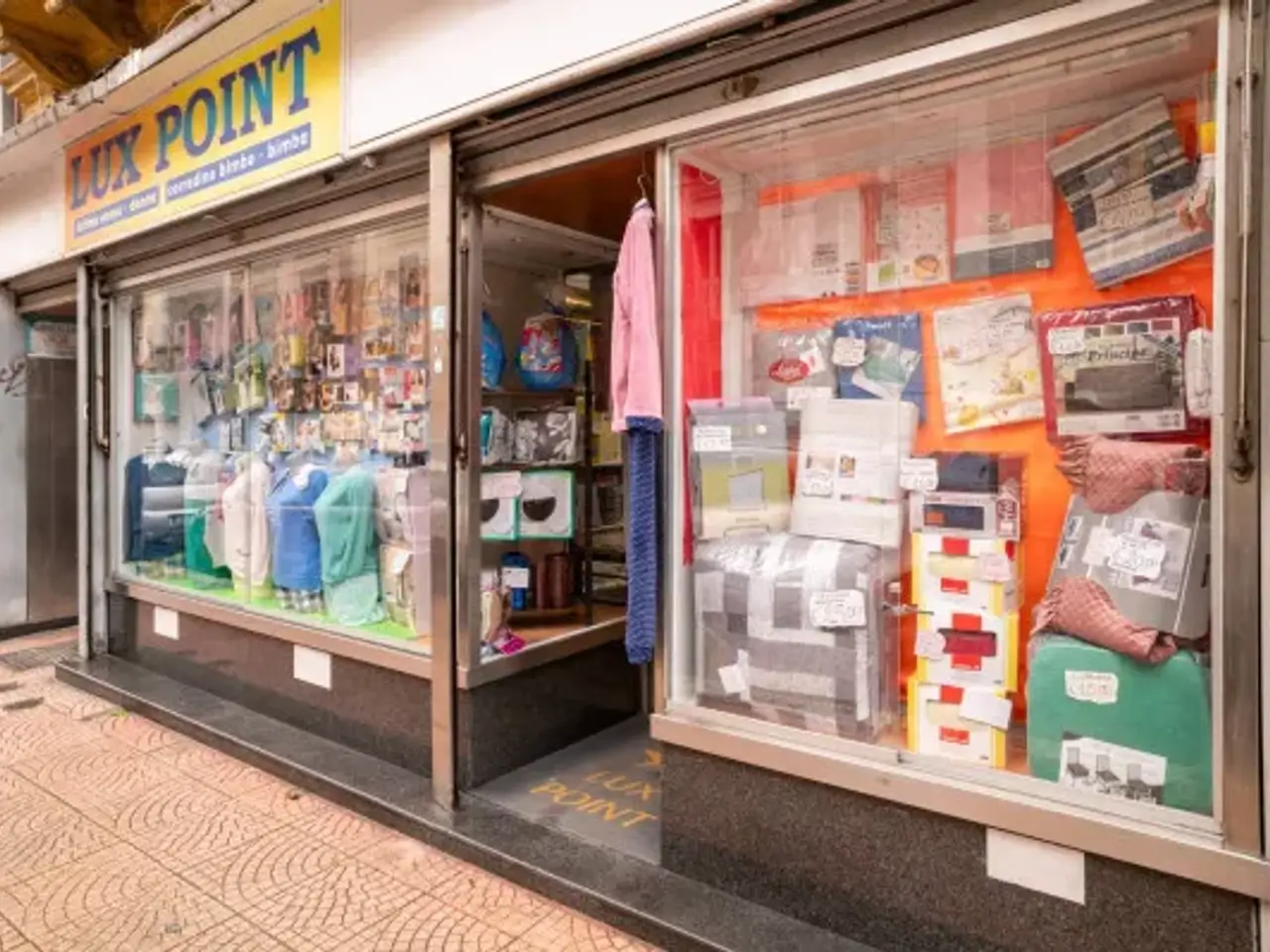 Negozio in Via Regina Elena 64a, Taranto, {3} - Foto 1