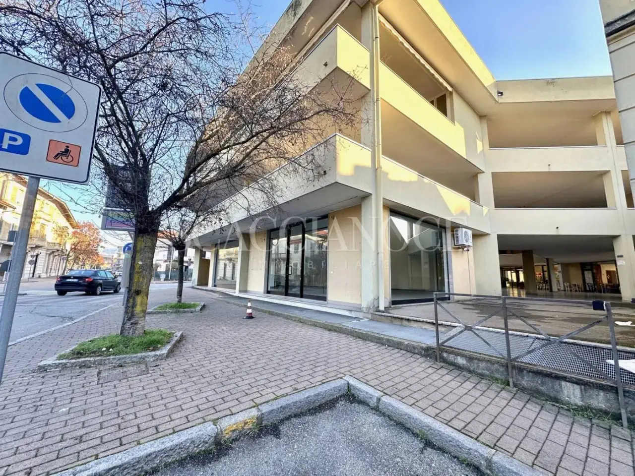 Locale commerciale in Piazza Generale Giuseppe Perotti 2, Cossato, {3} - Foto 1