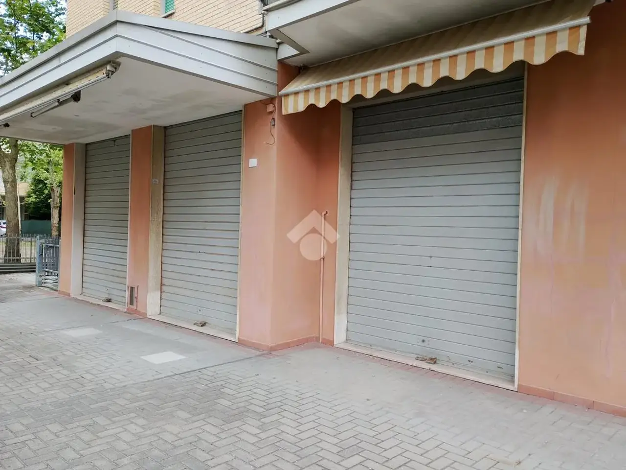 Negozio in Viale Melozzo da Forlì 31, Cesenatico, {3} - Foto 2