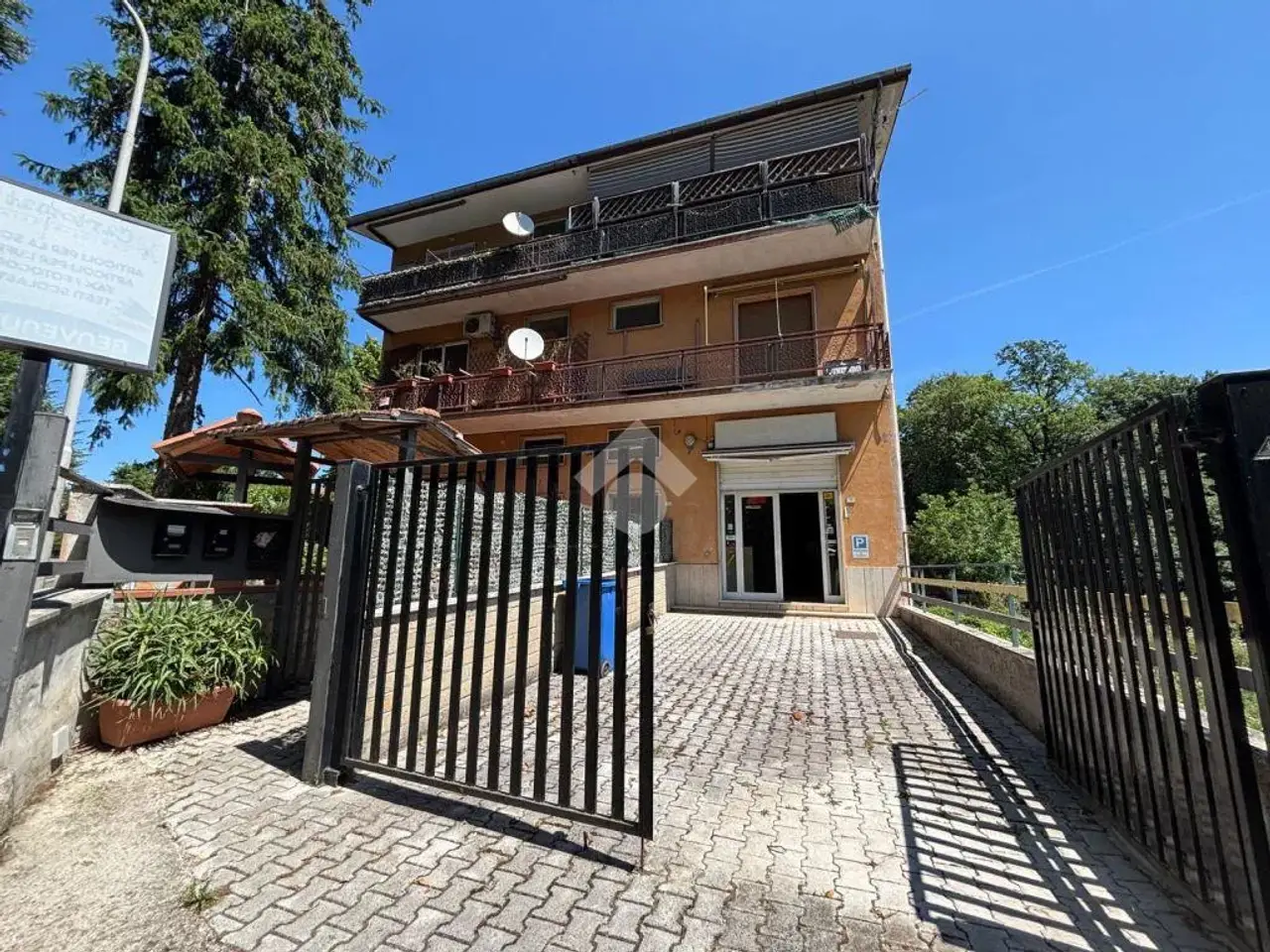 Negozio in Via della Madonnella 19, Riano, {3} - Foto 1