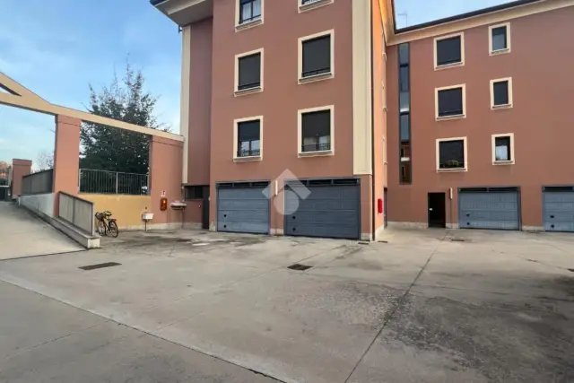 Boxen in Via Enrico Toti 18, Corbetta - Foto 1