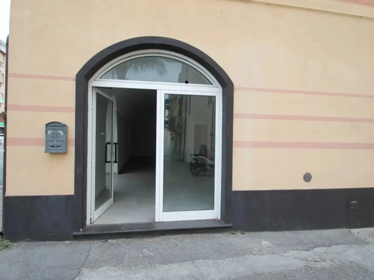 Negozio in Piazza Madonna della Guardia, 1r, Borghetto Santo Spirito, {3} - Foto 1