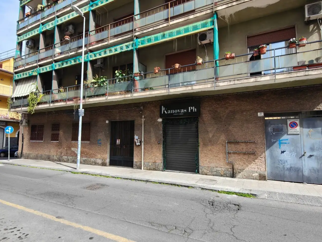 Negozio in Via Caduti del Lavoro 22, Catania, {3} - Foto 1