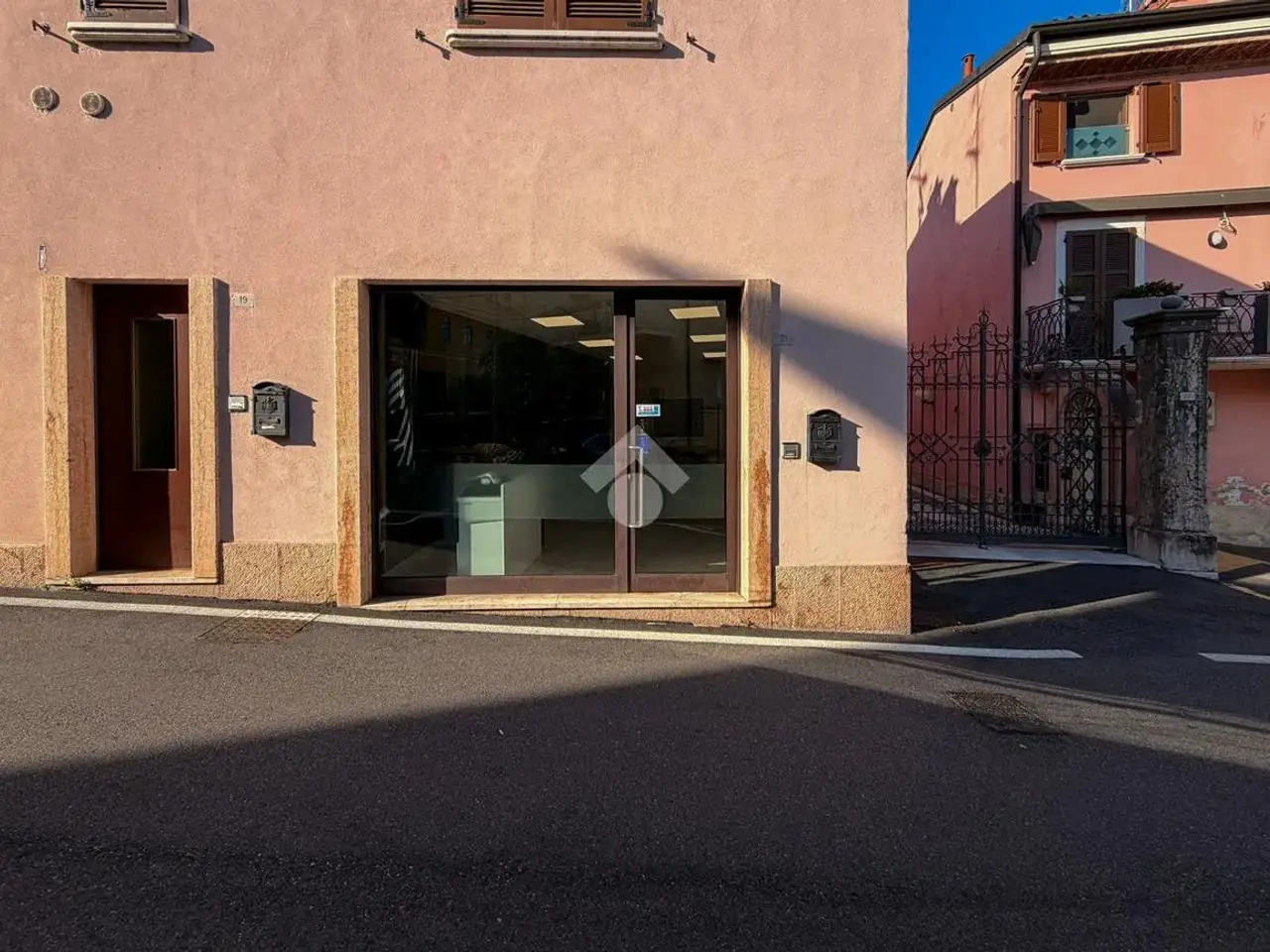 Negozio in Via Giosuè Carducci 21, Desenzano del Garda, {3} - Foto 1