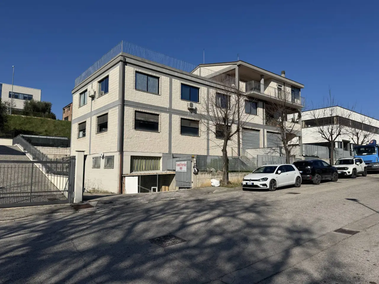 Negozio in Via Pontecorvo Snc, Porto San Giorgio, {3} - Foto 1