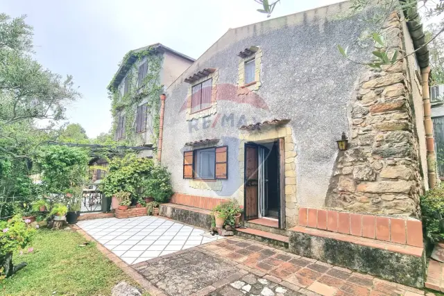 Villa in vendita, Via Padre Pio Snc, Cefalu' - Foto 1