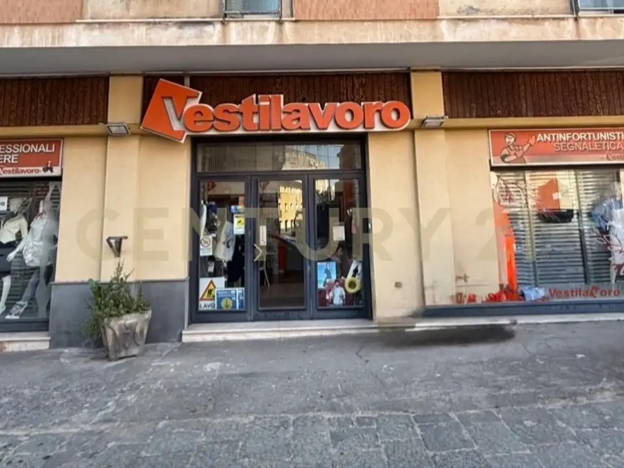 Abbigliamento in , Catania, {3} - Foto 1