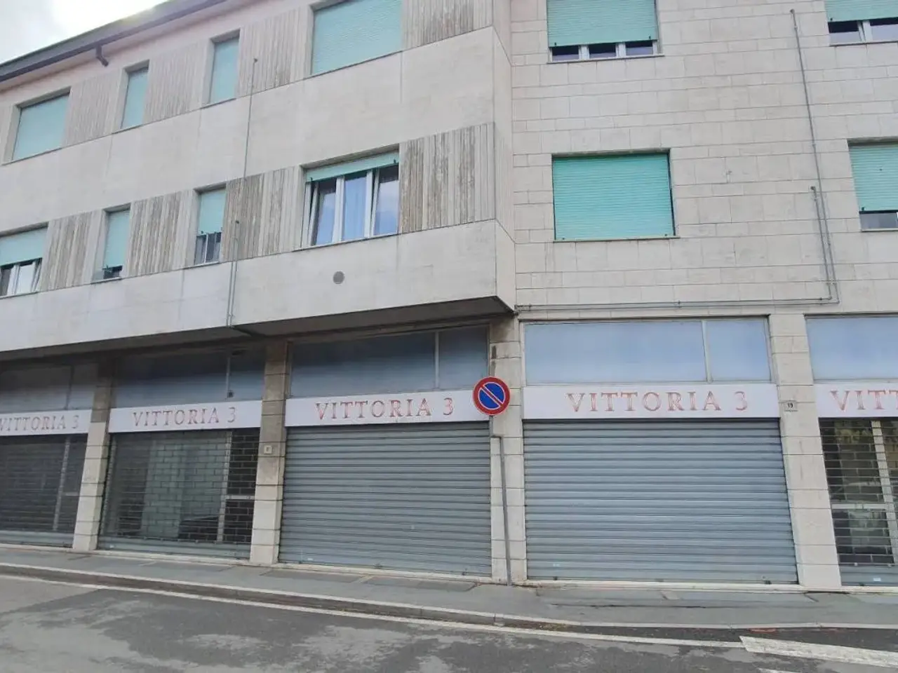 Locale commerciale in Via Alessandro Manzoni 5, Busto Garolfo, {3} - Foto 1
