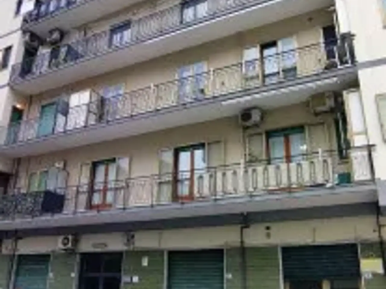 Negozio in Via Toscana 4, Pontecagnano Faiano, {3} - Foto 1