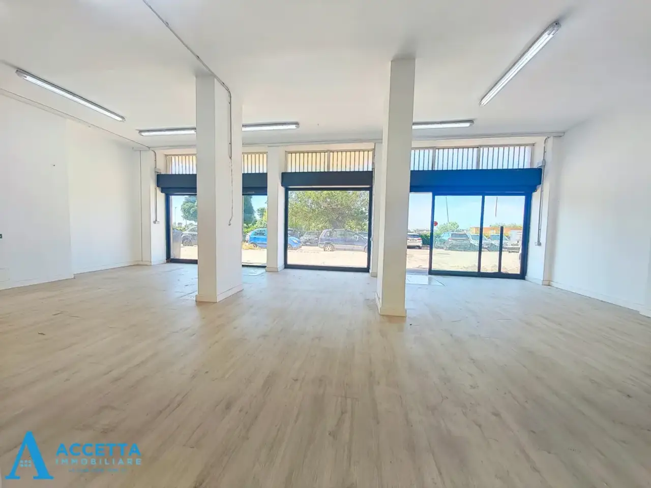 Negozio in Via Carlo Magno 20, Taranto, {3} - Foto 1