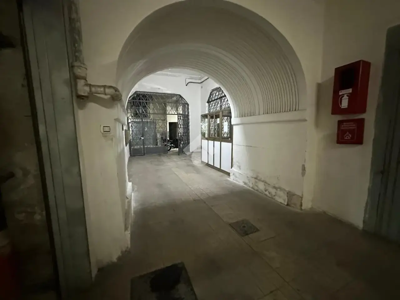 Magazzino in Via Torquato Tasso 169, Napoli, {3} - Foto 1