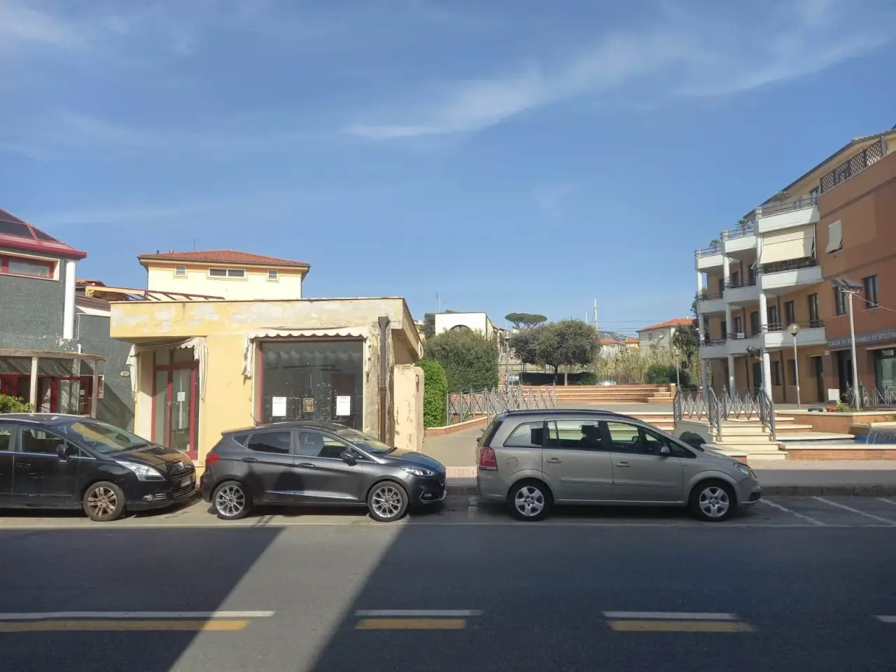 Negozio in Piazza della Costituzione, San Vincenzo, {3} - Foto 2