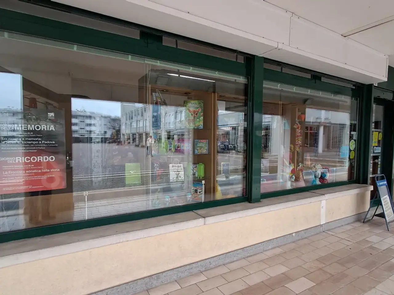 Esercizio commerciale in Piazza Martin Luther King, Rubano, {3} - Foto 1
