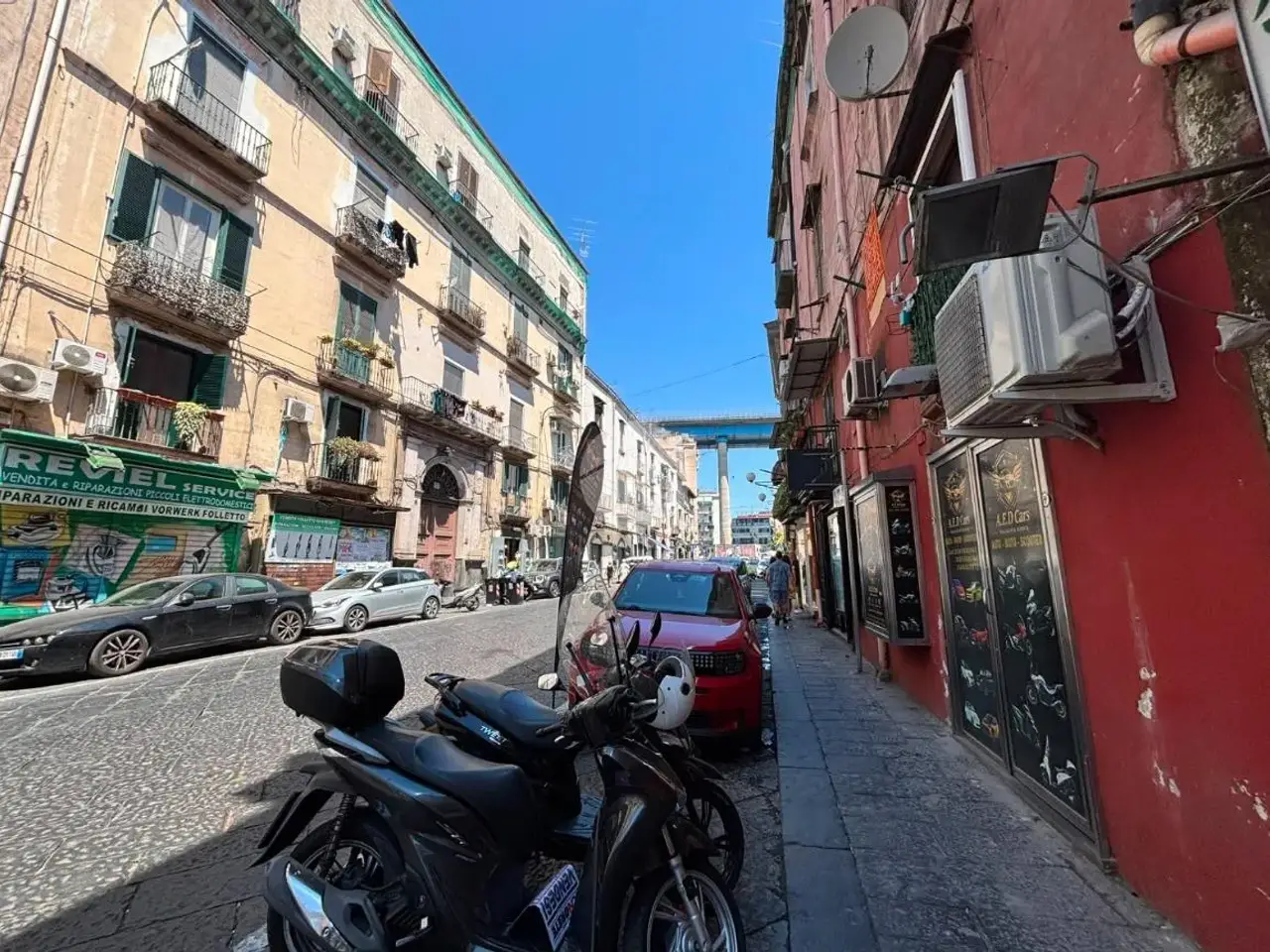 Negozio in Via Ss. Giovanni E Paolo 16, Napoli, {3} - Foto 2