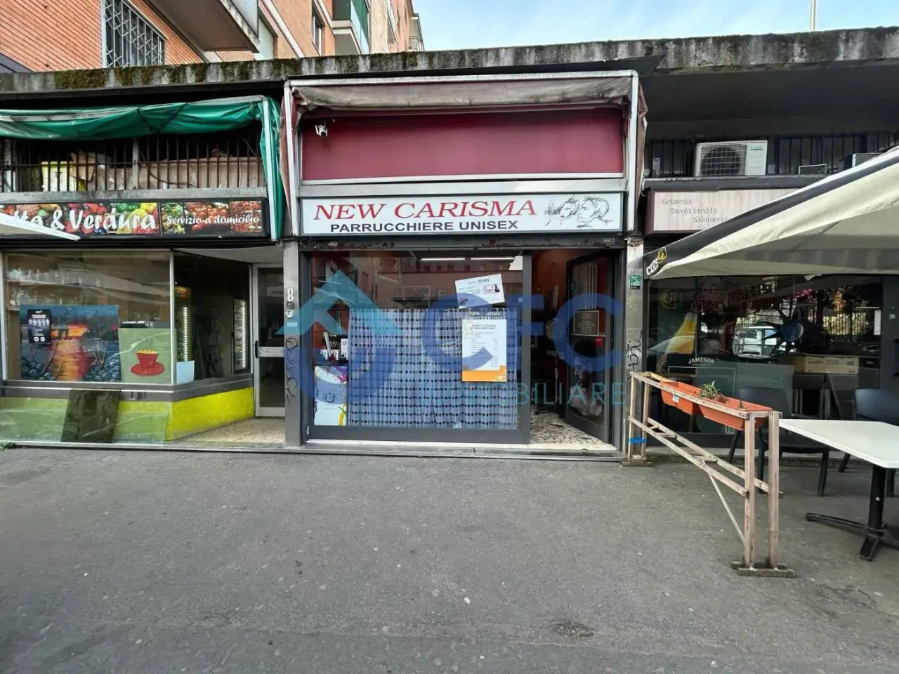 Locale commerciale in Via Madre Anna Eugenia Picco 8, Milano, {3} - Foto 1