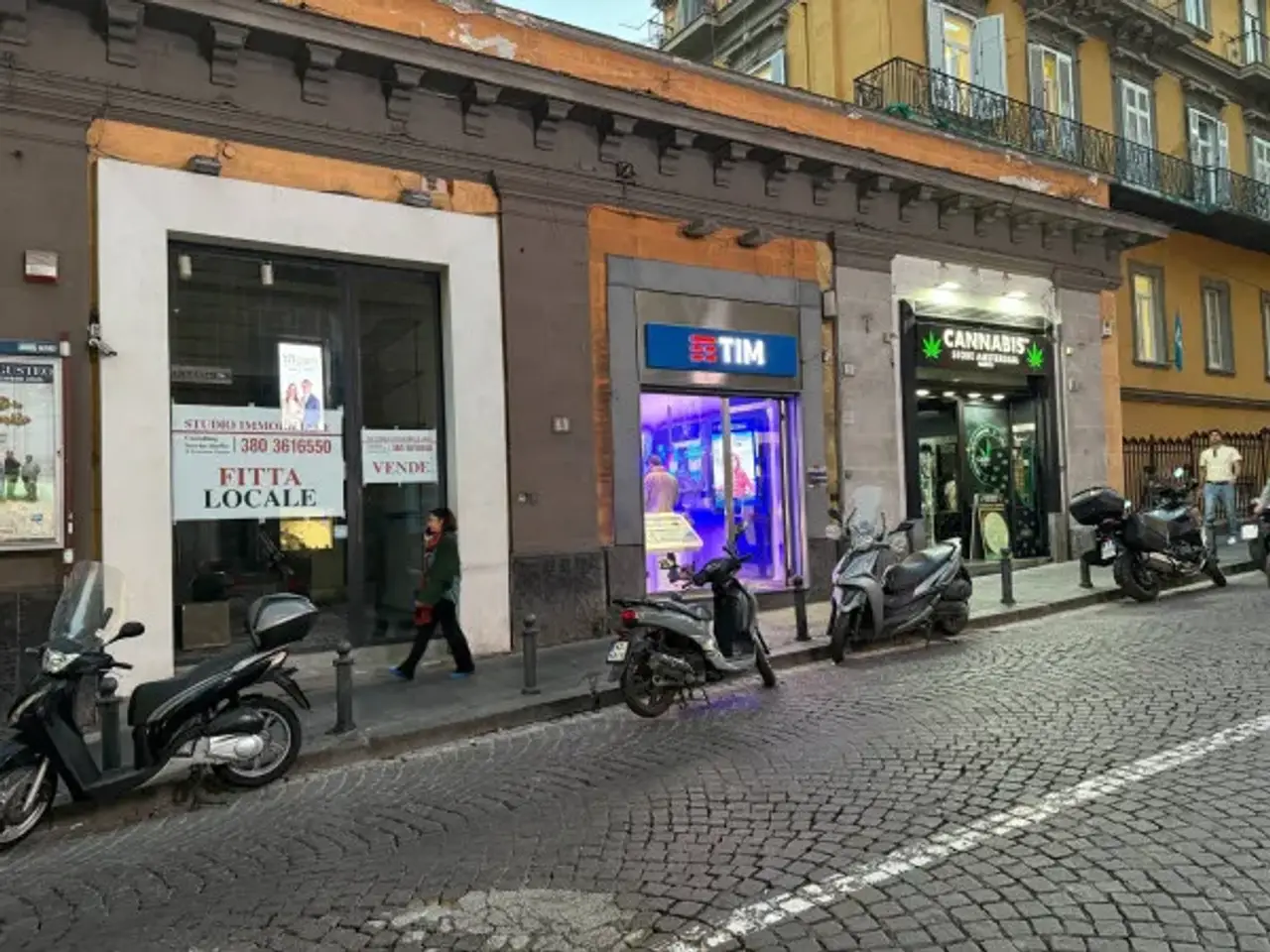Abbigliamento in Via dei Mille, Napoli, {3} - Foto 1