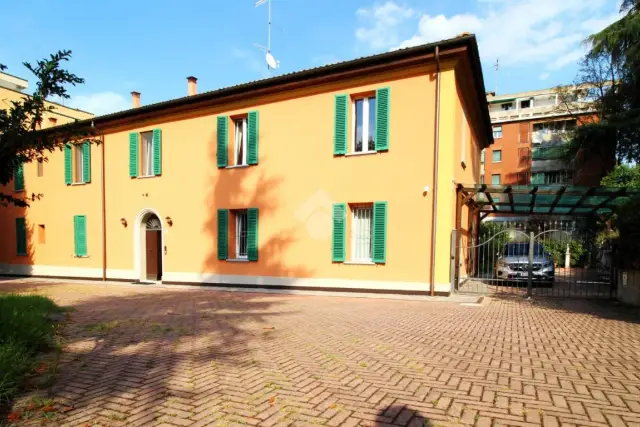 Vierzimmerwohnung in Via Andrea Costa 163, Bologna - Foto 1