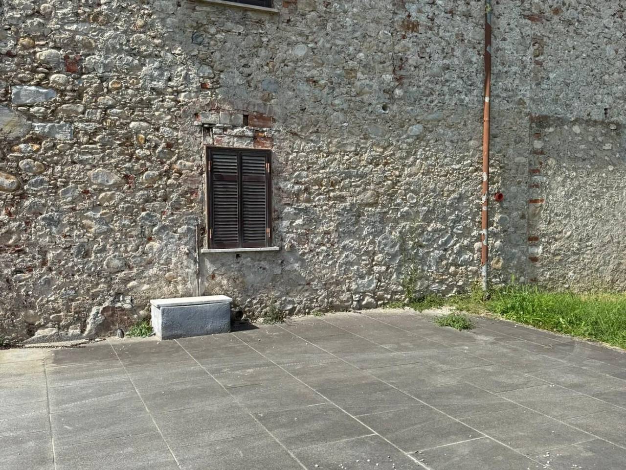 casa indipendente in vendita a Carrara in zona Avenza