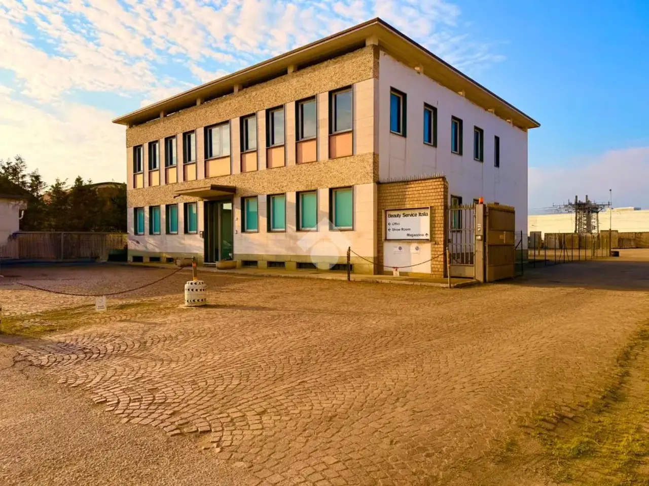 Palazzina commerciale in S.S. per Alessandria 33 33, Tortona, {3} - Foto 1