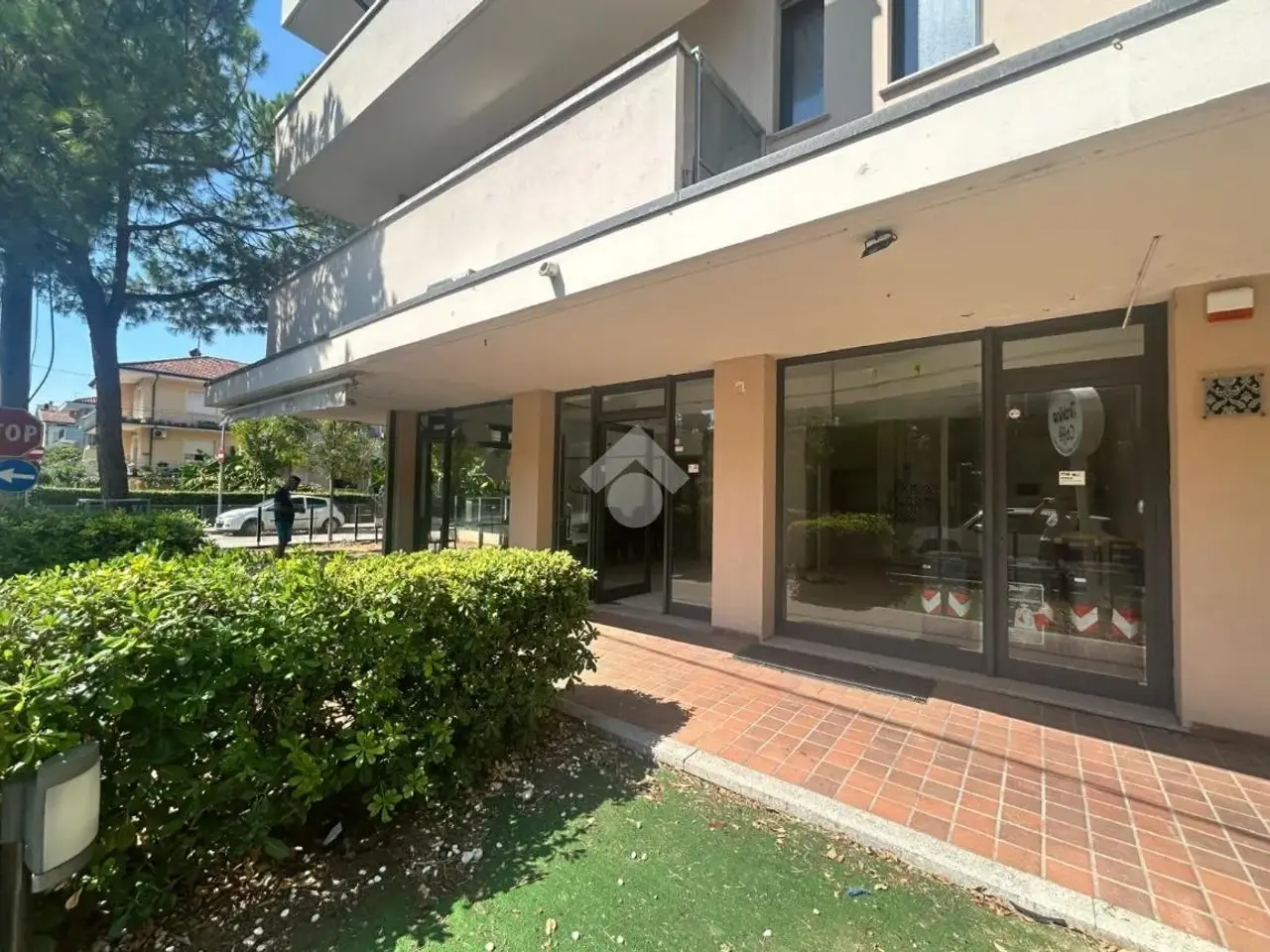Negozio in Viale Maria Ceccarini 231, Riccione, {3} - Foto 1