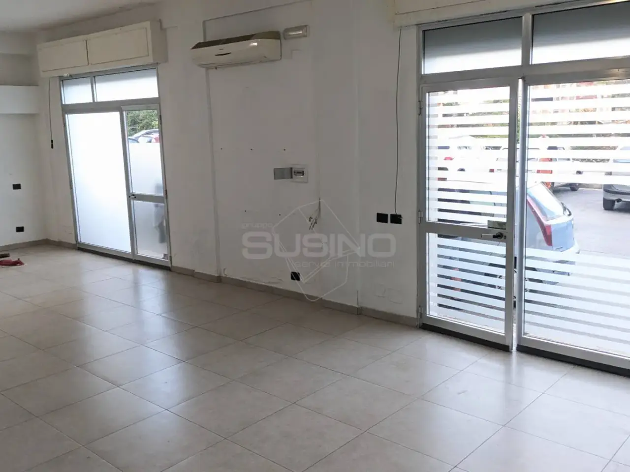 Negozio in Piazza Aldo Moro, Floridia, {3} - Foto 1