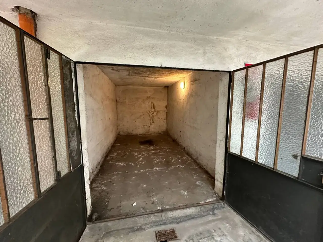 Parcheggio chiuso in Via Alfonso d'Avalos, Vigevano, {3} - Foto 1